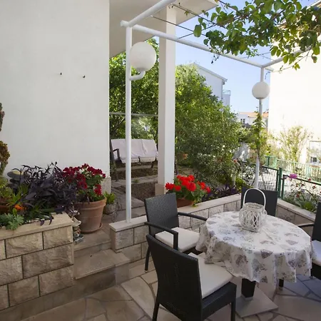 Komfortable Mit Terrasse In Bidol By Interhome Макарска